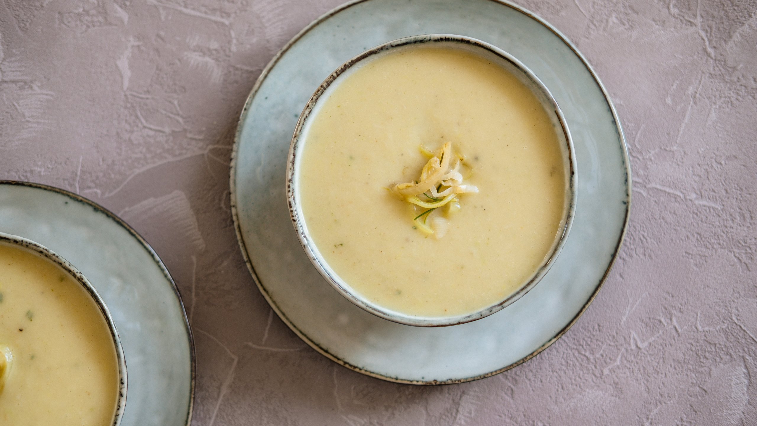 Vegan leek and potato soup-image