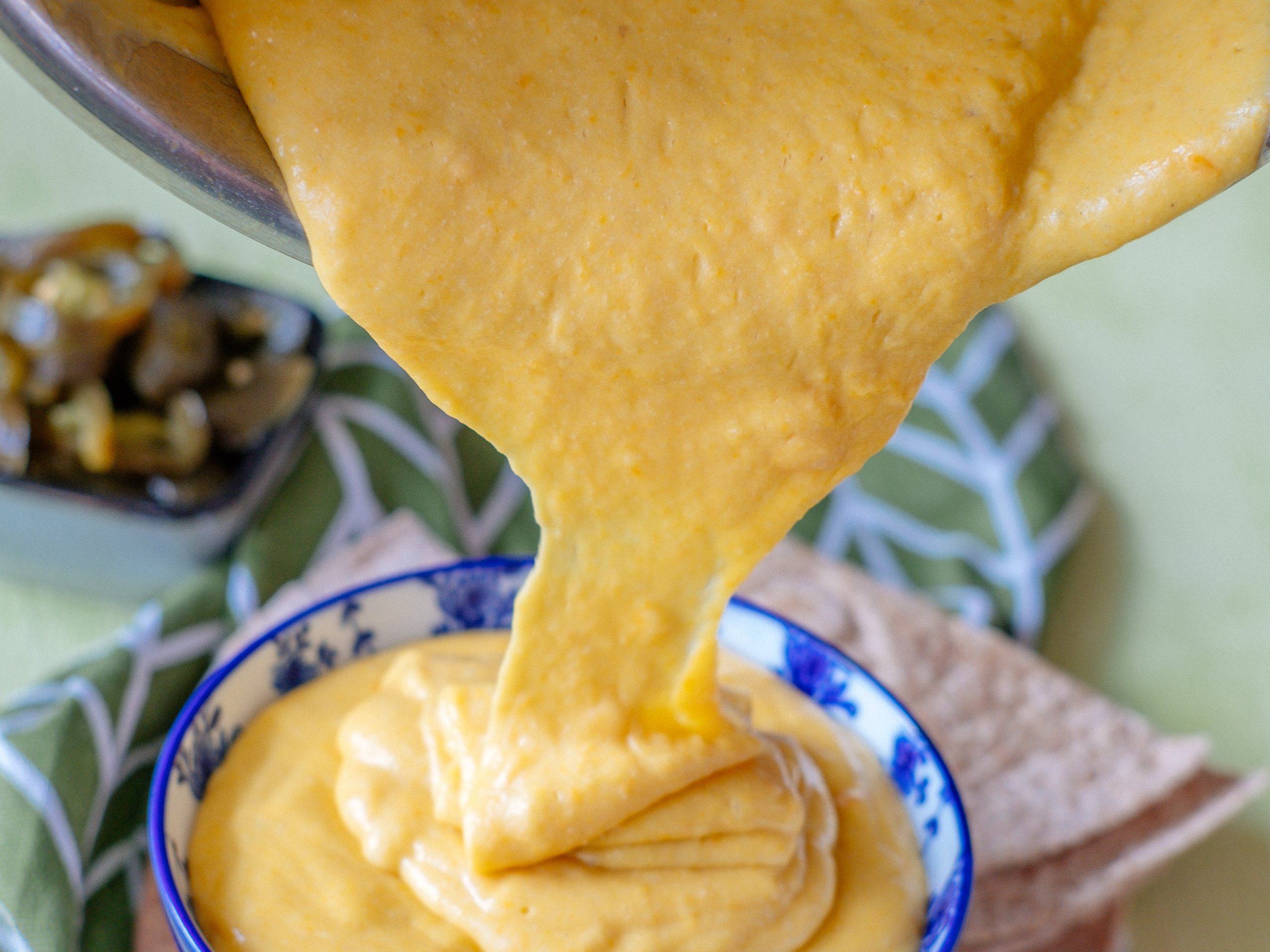 How do i make cheese sauce with sliced cheese operfwant