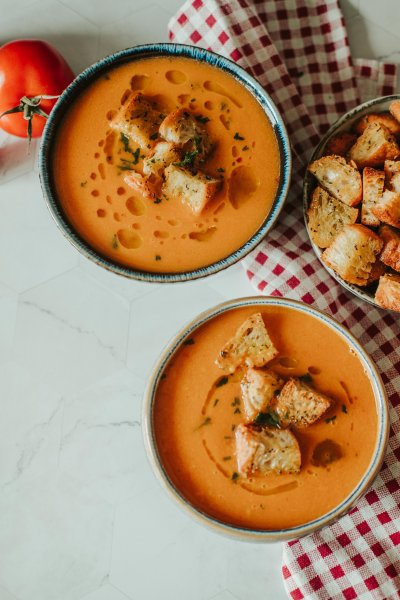 Ready to eat spiced tomato soup with croutons