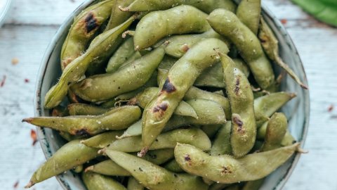 Delicious easy edamame recipe served in a bowl with garlic and chilli