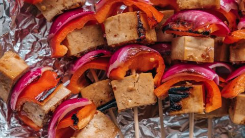 Delicious tofu skewers with vegetables