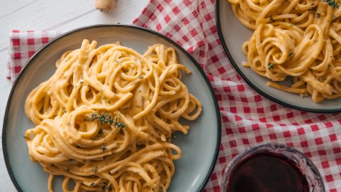 Delicious vegan cheesy alfredo pasta