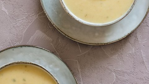 Vegan creamy leek potato soup