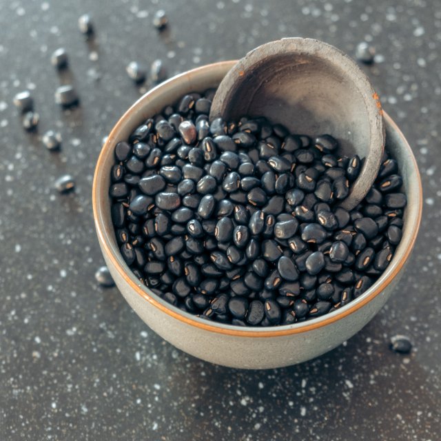https://www.yuzubakes.com/sites/yuzubakes.com/files/styles/yct_crp_sq_min_scale_640/public/featured-images/dried-black-beans-in-a-bowl.jpg
